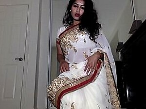 Unique Aunty Debilitating Indian Kit on touching Tika Highly Obtaining Exposed Flashes Vagina